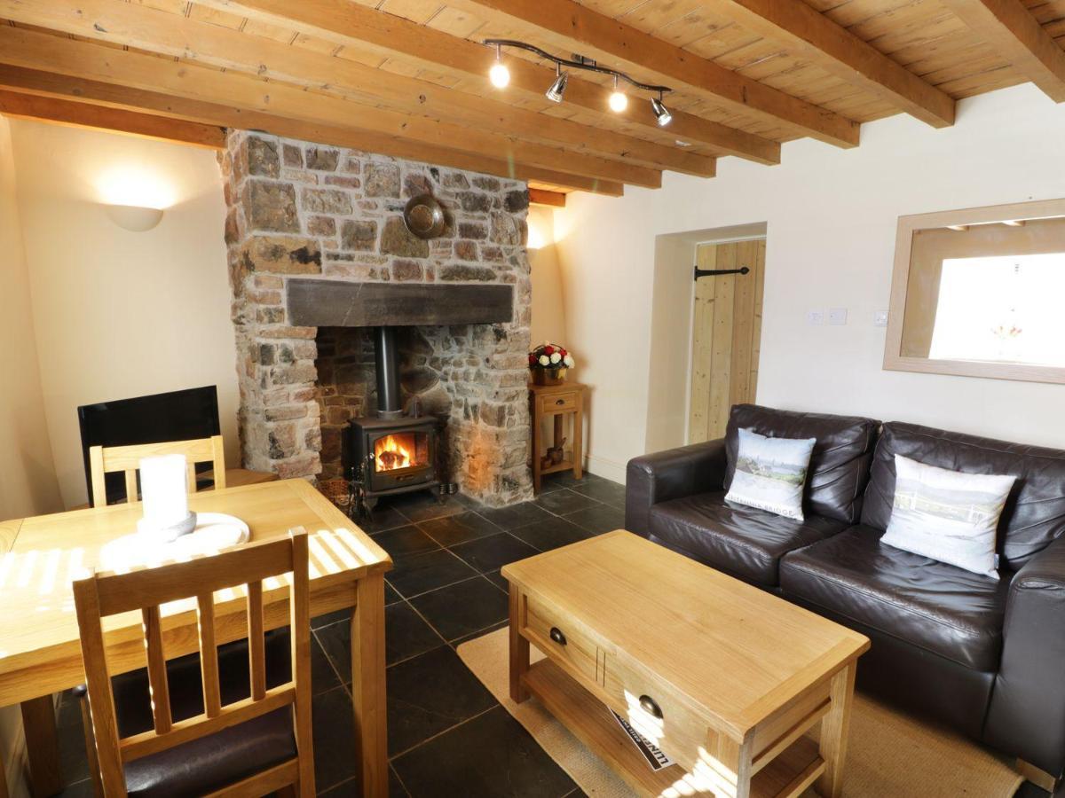 Menai Cottage Llanfairpwllgwyngyll ภายนอก รูปภาพ